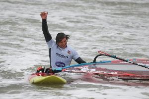 Flaute auf Hawaii: Surf-Star Köster vor Titel Nummer fünf