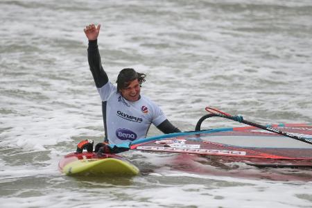 Flaute auf Hawaii: Surf-Star Köster vor Titel Nummer fünf Flaute auf Hawaii: Surf-Star Köster vor Titel Nummer fünf