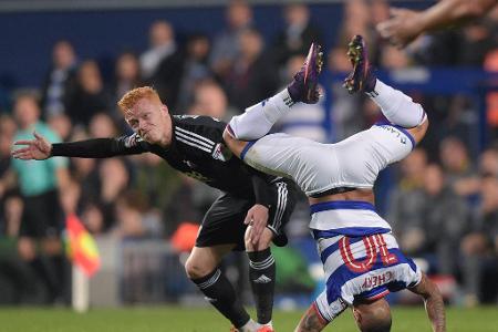 Beim englischen Zweitligaspiel zwischen den Queens Park Rangers und Brentford FC wird QPRs Tjaronn Chery ausgehebelt.