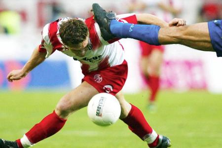 Da Andriy Voronin von Mainz 05 im Mai 2003 nur Augen für den Ball hat, sieht er im Duell mit Eintracht Frankfurt die Gefahr ...
