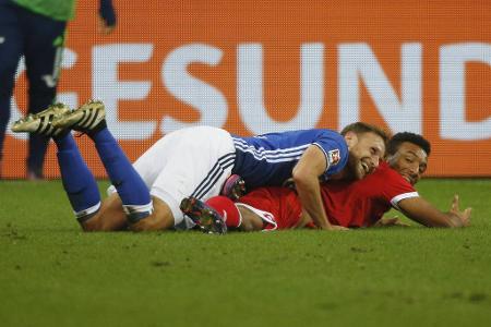 Schalkes Benedikt Höwedes (oben) und Karim Onisiwo (unten) haben an ihrer zweideutigen Pose offenbar außerordentlichen Spaß.