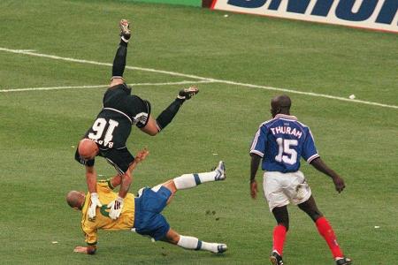 Im WM-Finale von 1998 fliegt Frankreichs Torhüter Fabien Barthez in hohem Bogen über Brasiliens Topstürmer Ronaldo hinweg.