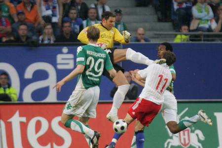 Was Tim Wiese geritten hat, im Nordderby zwischen dem HSV und Werder im Mai 2008 Ivica Olic mit offener Sohle in Kopfhöhe um...