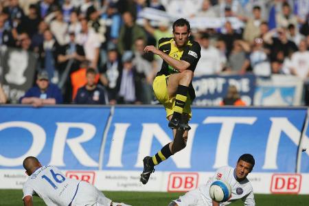 Voller Ehrfurcht machen die beiden Herthaner Yildiray Bastürk (r.) und Ashkan Dejagah (l.) im April 2004 den Weg für den BVB...