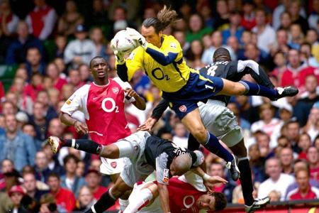 Als Einziger scheint Arsenal-Keeper David Seaman im Getümmel während des Supercup-Finales zwischen den Gunners und Liverpool...