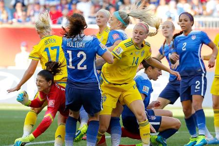 Bei der Frauen-WM 2015 kam es im Duell der US-Amerikanerinnen mit den Schwedinnen zu einem spektakulären Strafraum-Gewusel.