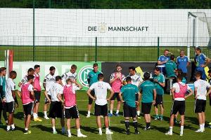 Blindenfußballer besuchen Nationalmannschaft in Südtirol