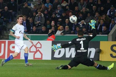 Raman schießt Schalke mit Doppelpack ins Achtelfinale