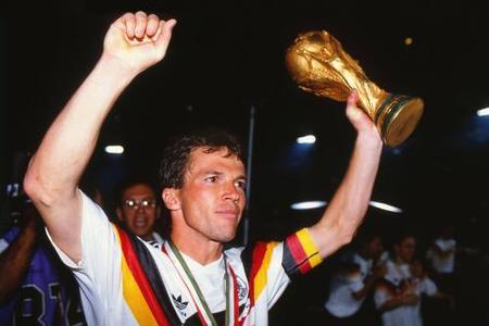 Die Zahlen von Lothar Matthäus bedürfen nicht vieler Worte... 150 Länderspiele: Rekord. 75 Länderspiele als Kapitän: Rekord....