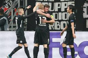 Die Abwehrspieler richten es für Frankfurt: "Das Tor unbedingt machen"
