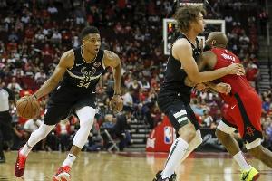 NBA: Antetokounmpo lässt gleich die Muskeln spielen
