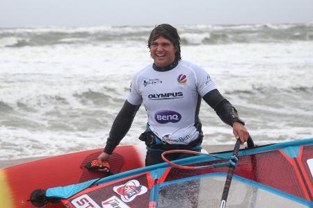 Windsurf-Ass Köster als Jäger vor Sylt im Einsatz Windsurf-Ass Köster als Jäger vor Sylt im Einsatz
