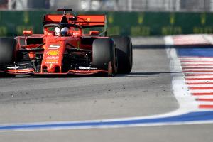 Vettel scheidet mit technischen Problemen aus, Hamilton führt