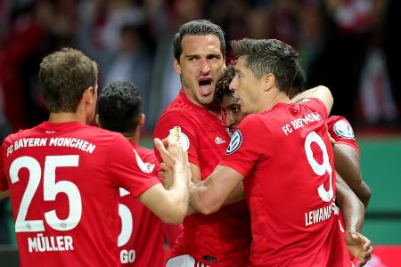 Der Innenverteidiger wechselte trotz einer bärenstarken Rückrunde nach drei Jahren in München zurück zum BVB. Kolportierte 3...