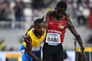 Fairplay der WM-Exoten: Guinea-Bissaus Dabo schleppt Arubas Busby ins Ziel