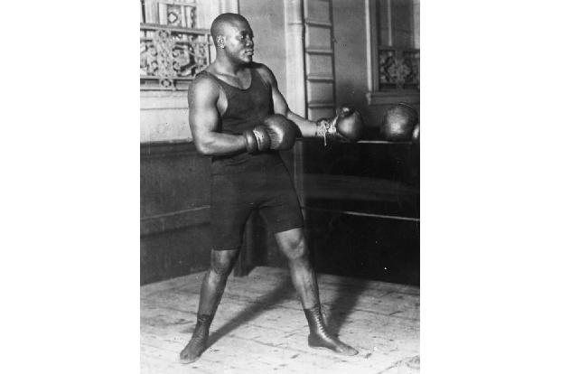 Wurde 1908 der erste farbige Schwergewichtsweltmeister und verteidigte seinen Titel bis 1915. Wurde zur Reizfigur im rassist...