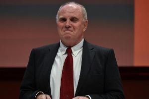 Ex-Präsident Hoeneß vor Leverkusen-Spiel noch einmal für Verdienste geehrt