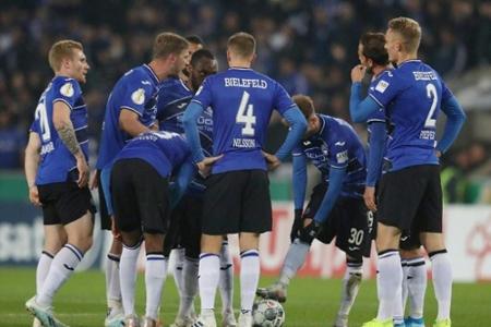 Bielefeld stürmt bei schwachem Club an die Spitze - Hannover verliert auch ohne Slomka Bielefeld stürmt bei schwachem Club an die Spitze - Hannover verliert auch ohne Slomka