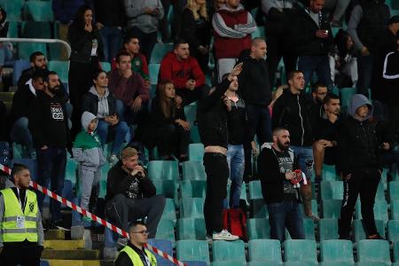 Auch beim Spiel Bulgarien gegen England gab es einen Eklat: Bulgarische Fans zeigten auf der Tribüne den Hitlergruß.