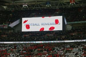 Frauen-Teams gedenken in Wembley den Kriegsopfern