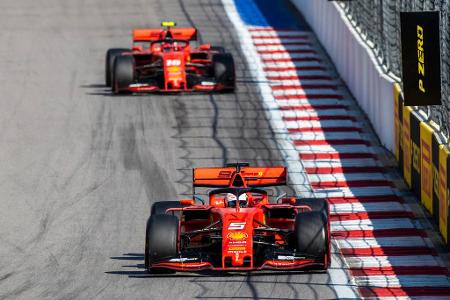 Von Platz drei gestartet, kann Vettel dank Ferrari-Power direkt am Start sowohl an Hamilton als auch am Teamkollegen vorbeig...