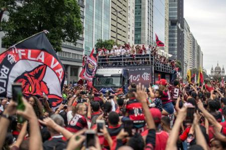 Karneval in Rio: Frenetische Fans empfangen Flamengo nach Copa-Triumph Karneval in Rio: Frenetische Fans empfangen Flamengo nach Copa-Triumph