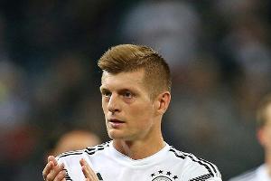 DFB-Spieler präsentieren Trikot in Berlin in Bus und Museum