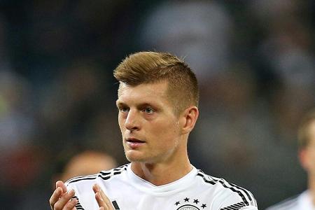 DFB-Spieler präsentieren Trikot in Berlin in Bus und Museum DFB-Spieler präsentieren Trikot in Berlin in Bus und Museum