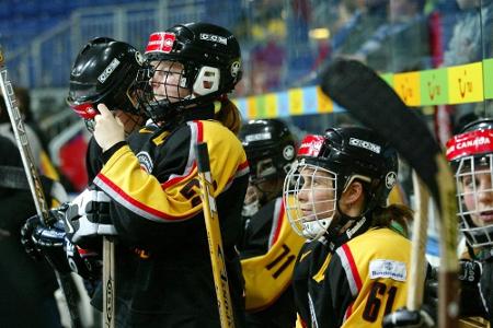 Vier-Nationen-Turnier: Eishockey-Frauen unterliegen der Schweiz Vier-Nationen-Turnier: Eishockey-Frauen unterliegen der Schweiz