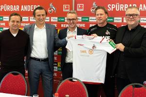 1. FC Köln im Derby mit Tafel-Logo auf dem Trikot
