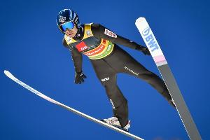 Nur Geiger überzeugt: Deutsches Skisprung-Team liegt weit zurück