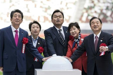 Japans Premierminister Abe eröffnet Olympiastadion in Tokio