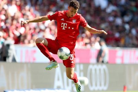 Der französische Weltmeister kam für 35 Millionen Euro vom VfB Stuttgart - und bildet zusammen mit Süle die Abwehrzentrale d...