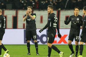 Eintracht Frankfurt zittert sich in K.o.-Runde