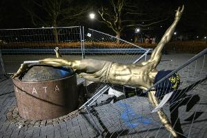 Oberhalb der Füße abgesägt: Ibrahimovic-Statue erneut beschädigt