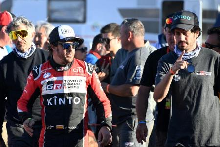 Alonso von Panne gut erholt - Sainz mit Tagessieg an die Spitze Alonso von Panne gut erholt - Sainz mit Tagessieg an die Spitze