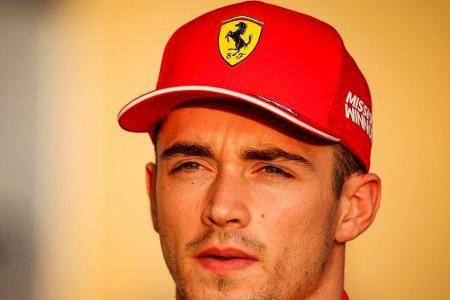 Leclerc springt mit Fallschirm und bekommt Rüffel von Ferrari