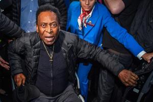 Pele nach Nieren-OP aus dem Krankenhaus entlassen