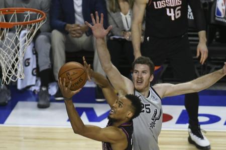 NBA-Kuriosum: Österreicher Pöltl läuft ohne Trikot auf NBA-Kuriosum: Österreicher Pöltl läuft ohne Trikot auf