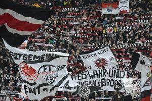 Von Polizisten über Bande gestoßen: Eintracht-Fan erhält Schmerzensgeld