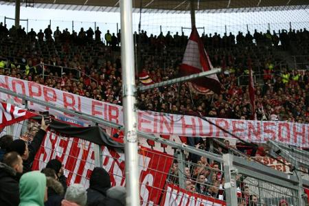 Verunglimpfendes Transparent von Bayern-Fans: Schiri unterbricht Spiel in Hoffenheim
