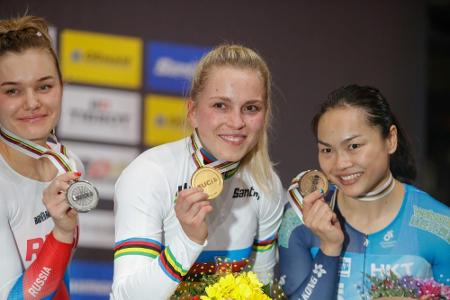 Hinze jubelt über zweites WM-Gold: Hinze jubelt über zweites WM-Gold: