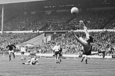 Lange bevor englische Torhüter in Verruf gerieten, brillierte Gordon Banks im Tor der Three Lions. Höhepunkt der Karriere: d...