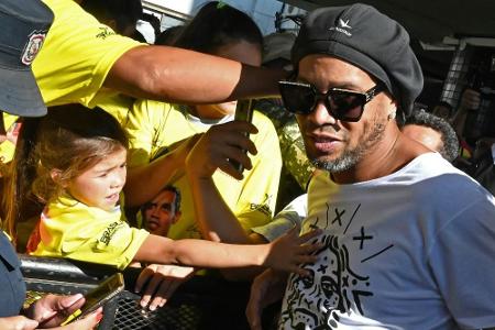 Ronaldinho offenbar mit gefälschtem Pass in Paraguay erwischt Ronaldinho offenbar mit gefälschtem Pass in Paraguay erwischt