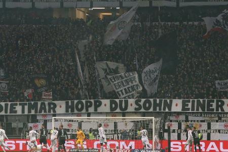 Eintracht-Fans mit Humor Richtung Hopp: 