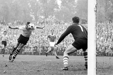 Das Duell am 6. Spieltag der Saison 1964/65 wird für den FC Schalke zu einem Debakel. Nach 36 Minuten führen Timo Konietzka ...