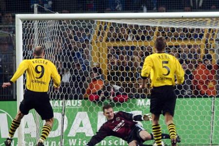 In der Saison 2003/04 wird ein anderer Keeper zum Derbyhelden - diesmal aber in seiner eigentlichen Funktion. S04-Torwart Fr...