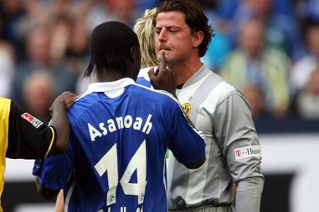 ... erhebt Schalkes Gerald Asamoah nach dem Derby am 18. August 2007 gegen BVB-Keeper Roman Weidenfeller. Der bestreitet die...