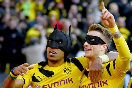 2014/15 fertigt der BVB den Revier-Rivalen mit 3:0 ab. Marco Reus und Pierre-Emerick Aubameyang spielen groß auf und jubeln ...