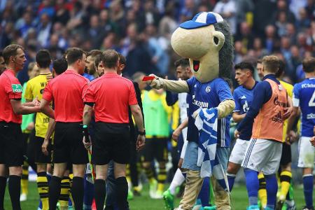 In der Nachspielzeit im Derby 2016/17 verweigert Schiri Felix Zwayer den Schalkern beim Stand von 1:1 einen Handelfmeter. Ma...